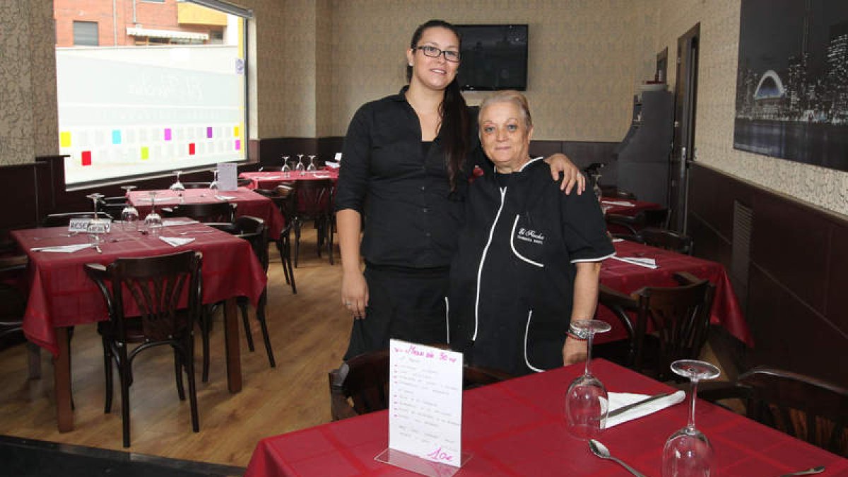 Elisa Sánchez y su nuera en el comedor del restaurante El Flecha.