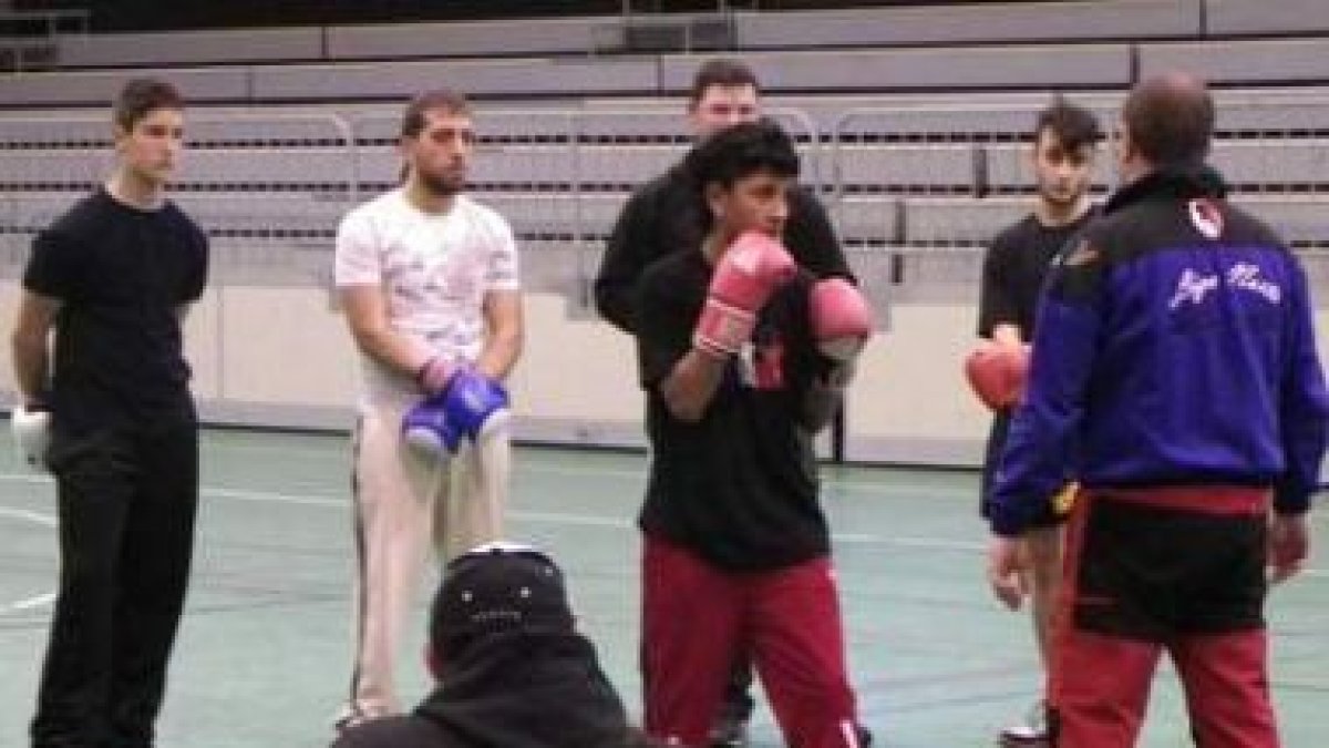 Más de cuarenta jóvenes participaron en el seminario de boxeo.