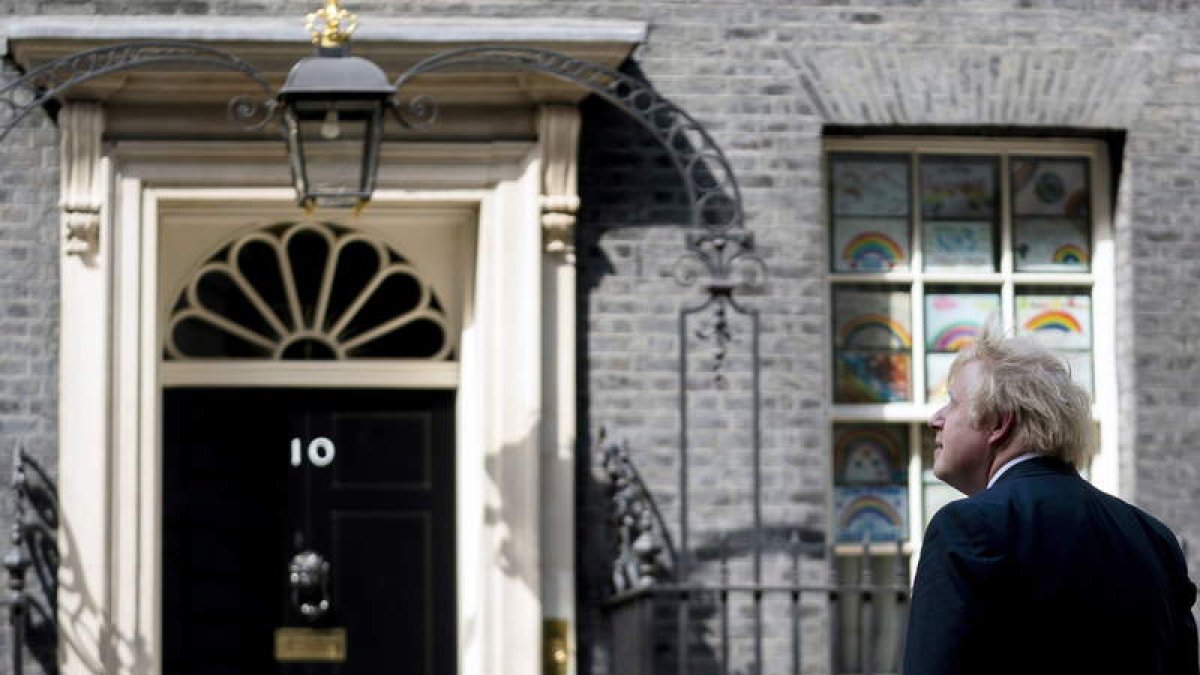 El primer ministro británico, Boris Johnson, a las puertas de Downing Street. WILL OLIVER