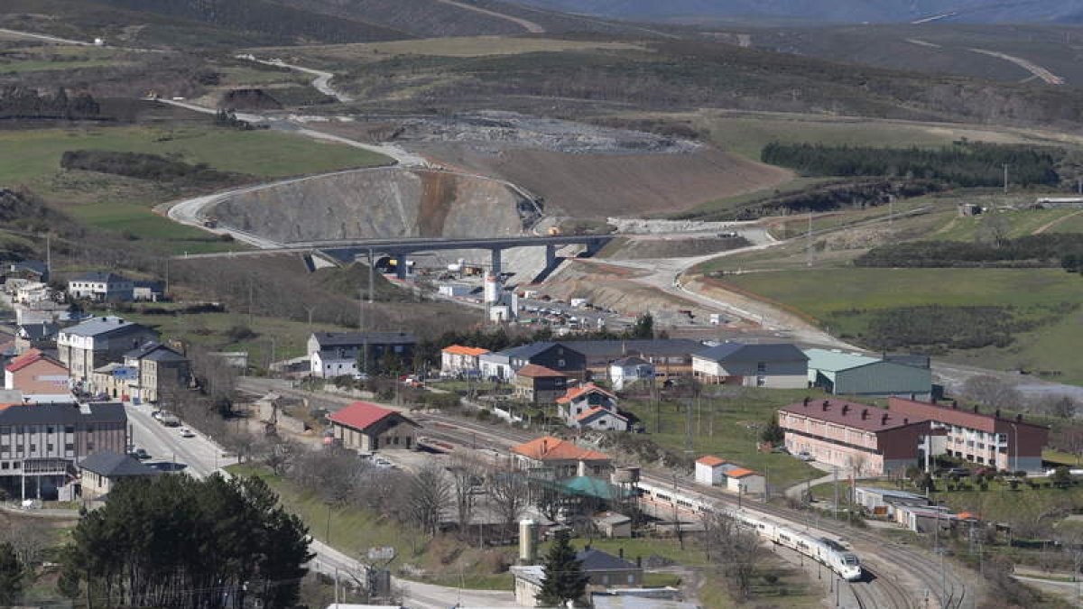 Vista general de La Gudiña, donde va la estación del AVE ya adjudicada y donde se aprecia el ferrocarril tradicional. L. DE LA MATA