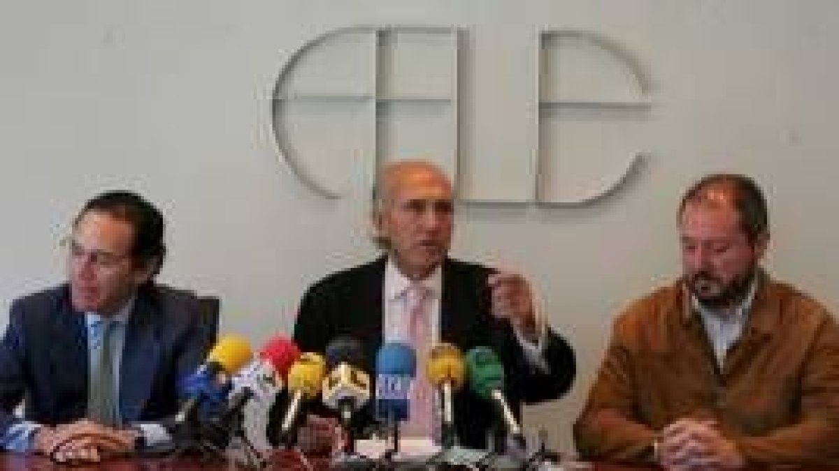 De izquierda a derecha, Álvaro Díez, José Elías Fernández Lobato e Ignacio Tejera