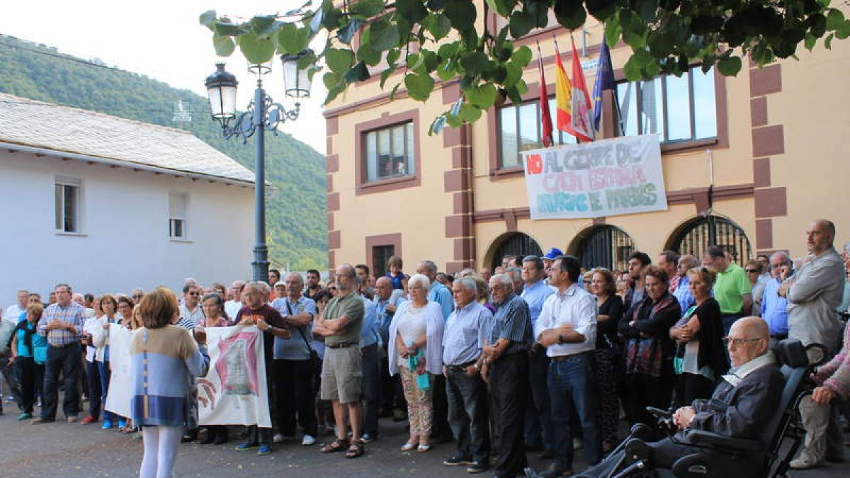 La concentración se celebró frente al Ayuntamiento.