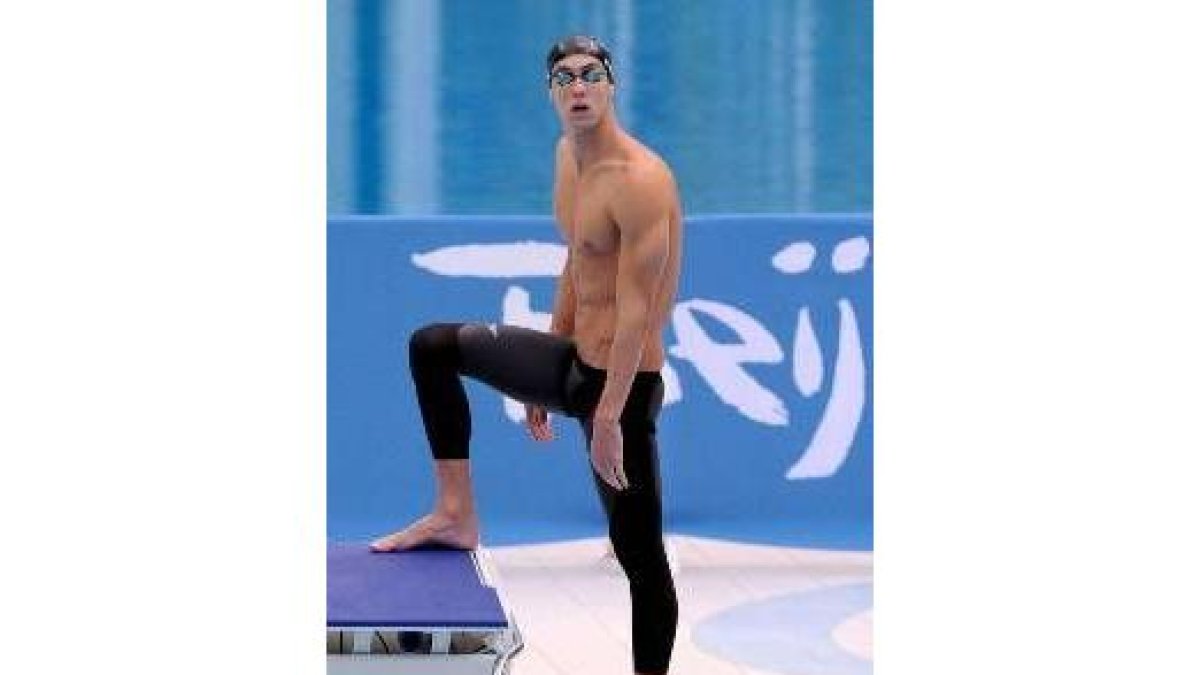 Phelps se dispone a participar en la semifinal de 100m mariposa