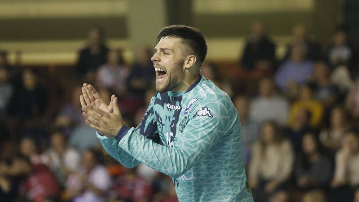 Dino Slavic durante el partido ante el Logroño. JESÚS F. SALVADORES