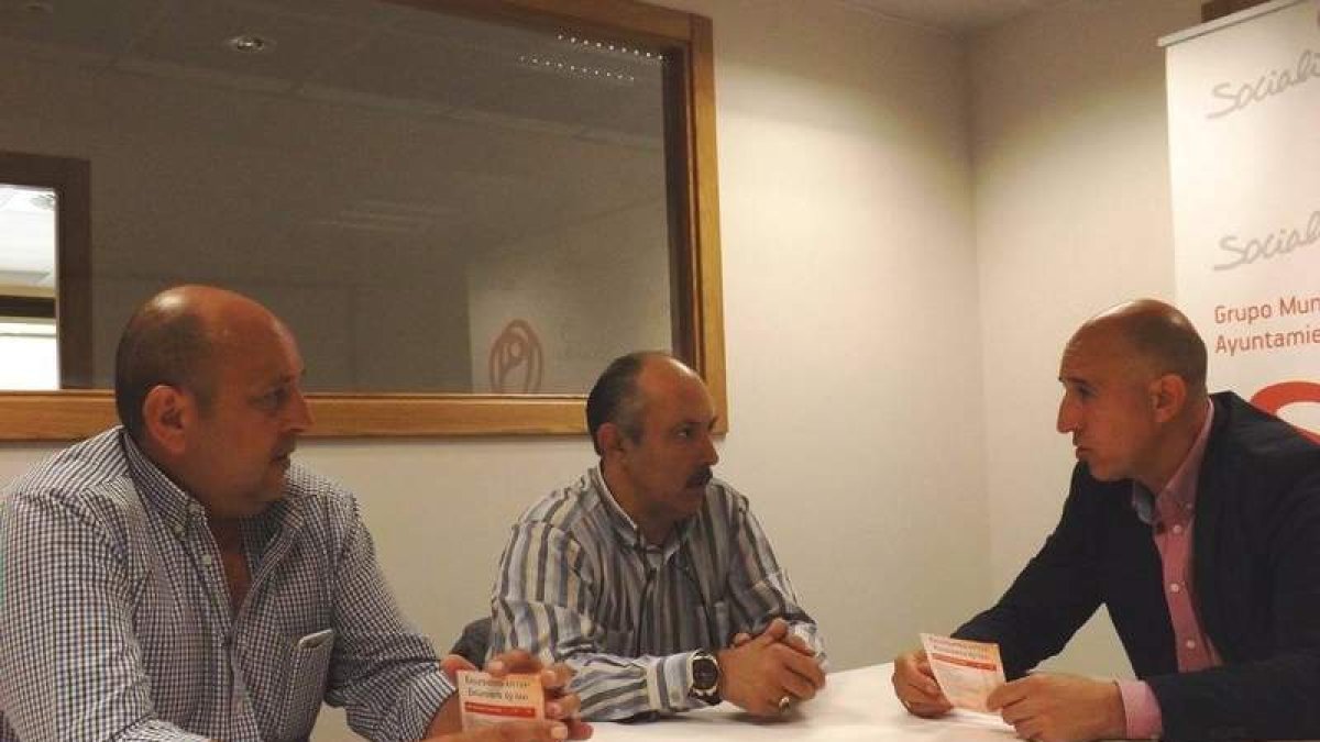 Diez, reunido ayer con representantes de taxistas
