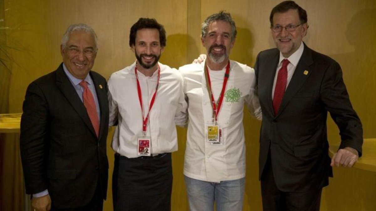De izquierda a derecha, el primer ministro de Portugal, António Costa, los cocineros Avillez y Solla y Rajoy.