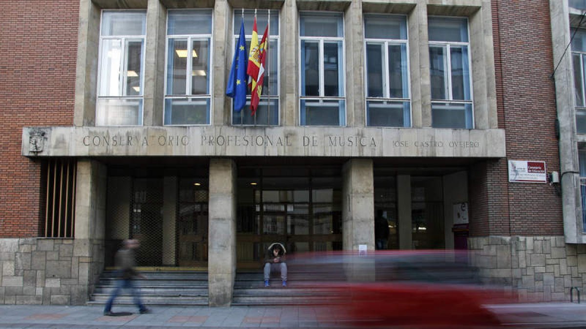 Vista exterior del edificio de la Diputación en Santa Nonia que alberga desde hace medio siglo el Conservatorio. F. OTERO PERANDONES