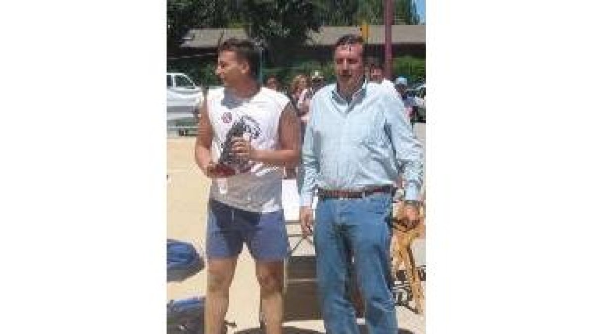 Juan Arias, presidente del Ademar entregó el trofeo al mejor portero
