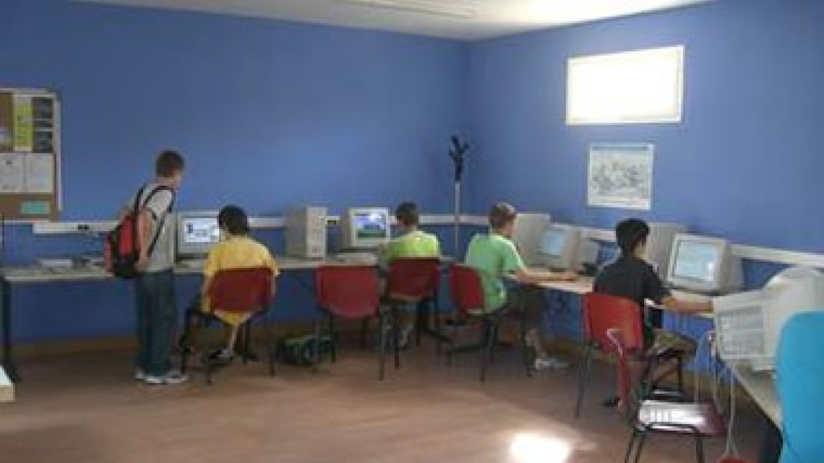 Niños navegando por Internet, en el Centro Joven del Municipio