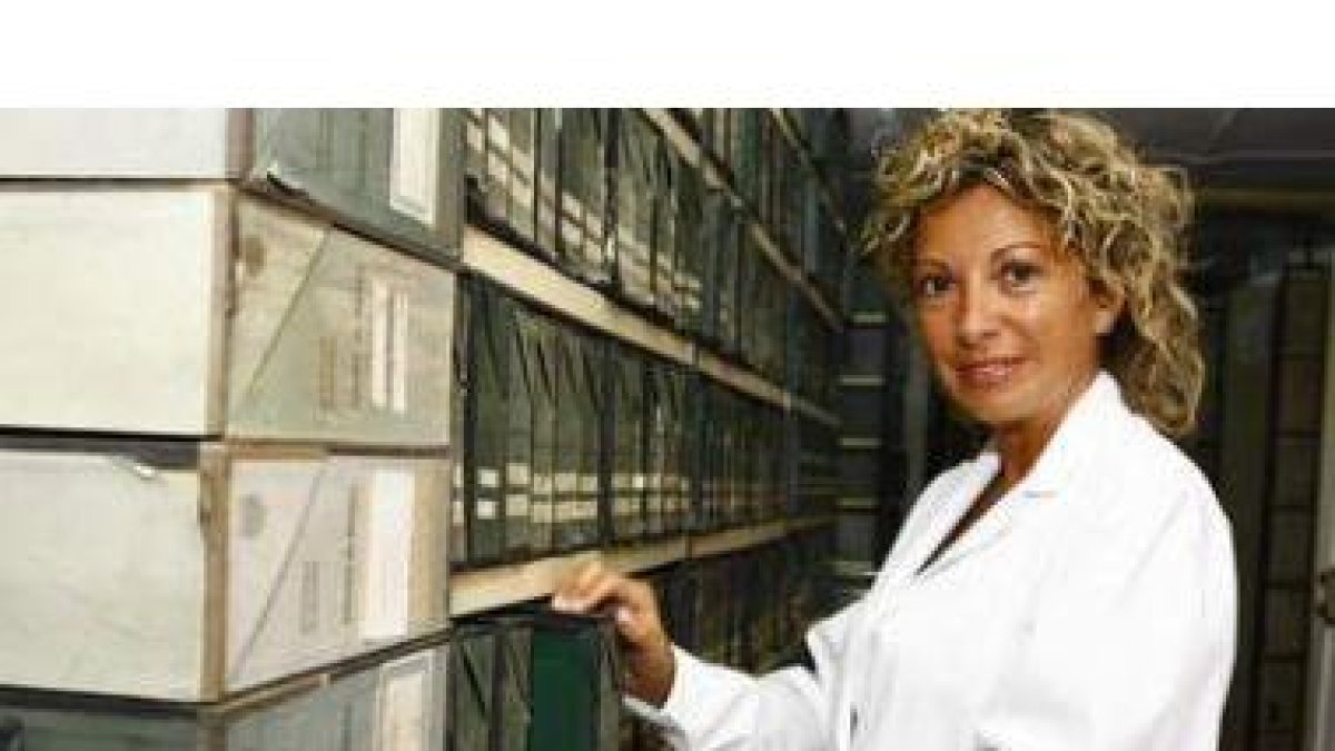 Arriba, la torre del fantasma. Debajo, Eva Merino, directora del Archivo
