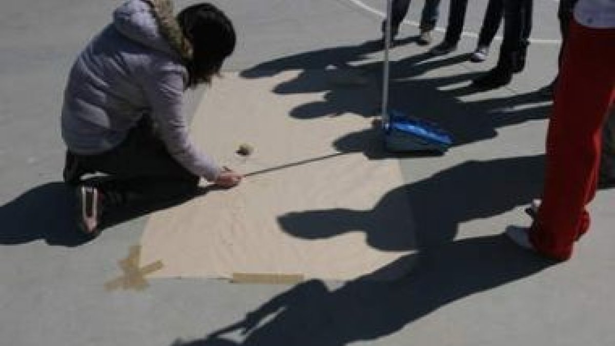 Estudiantes de secundaria del IES Antonio García Bellido toman medidas de la sombra del gnomon