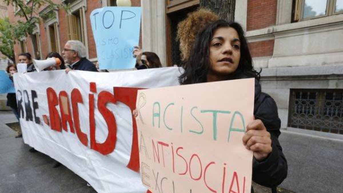 Protesta de gitanos ante la RAE.
