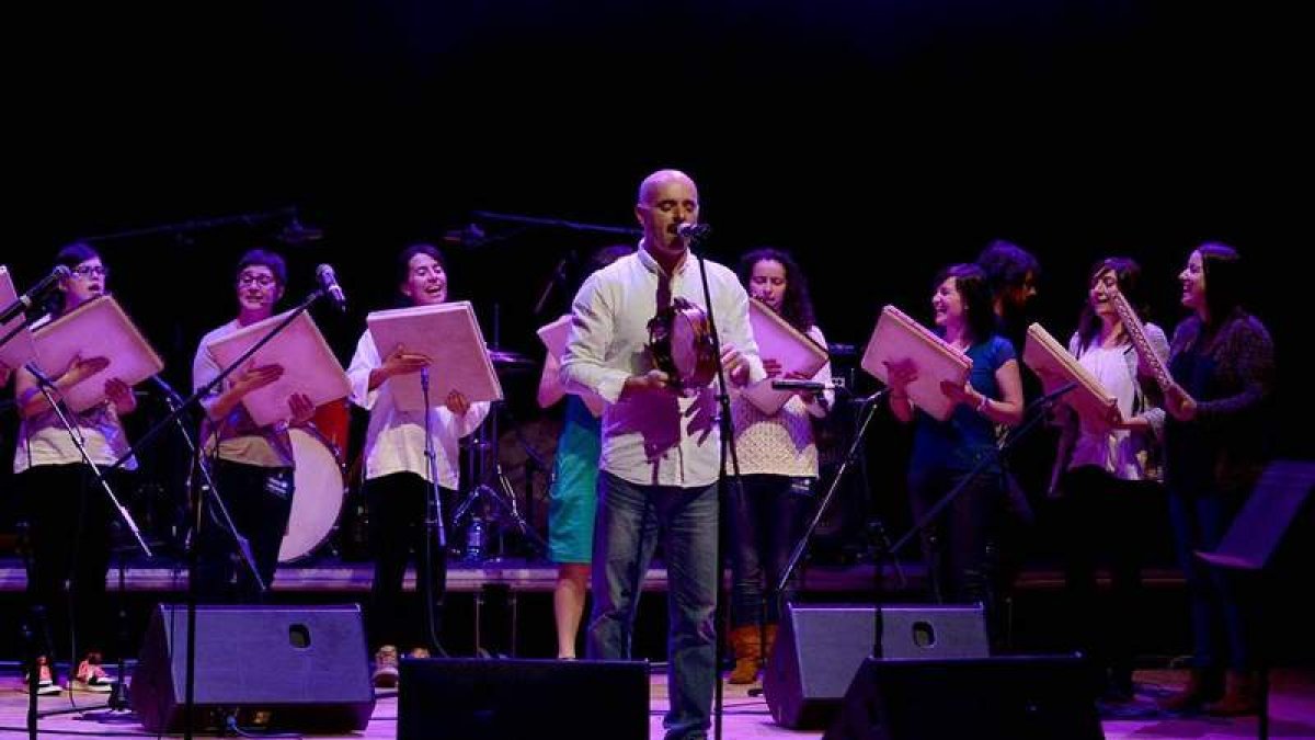 Xabier Díaz y las Adufeiras de Salitre, en uno de sus siempre trepidantes conciertos. DL