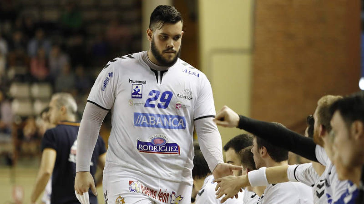 Javi García saluda a sus compañeros en el partido del pasado sábado disputado en el Palacio ante el Sinfín de Santander. JESÚS