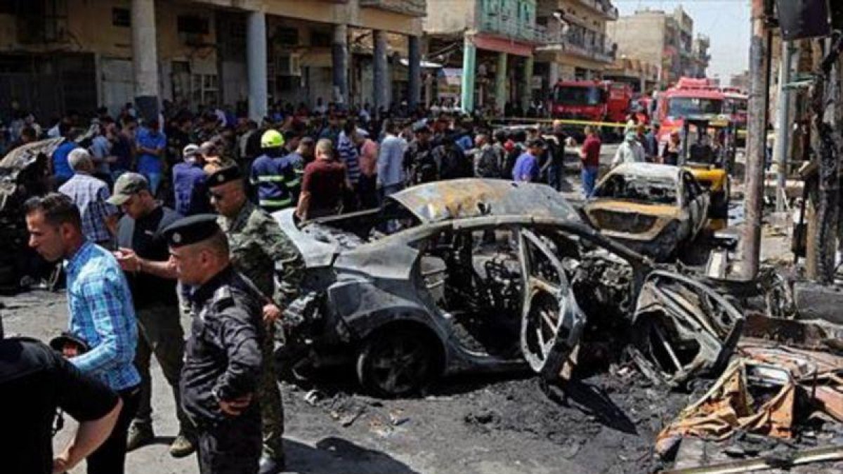 Destrozos causados por el atentado yihadista en el barrio bagdatí de Karrada.