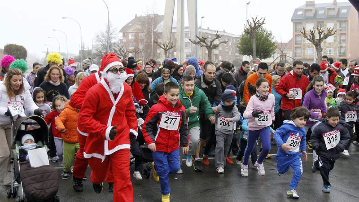 Más de medio millar de participantes tomaron la salida en la San Silvestre de La Virgen 2012.