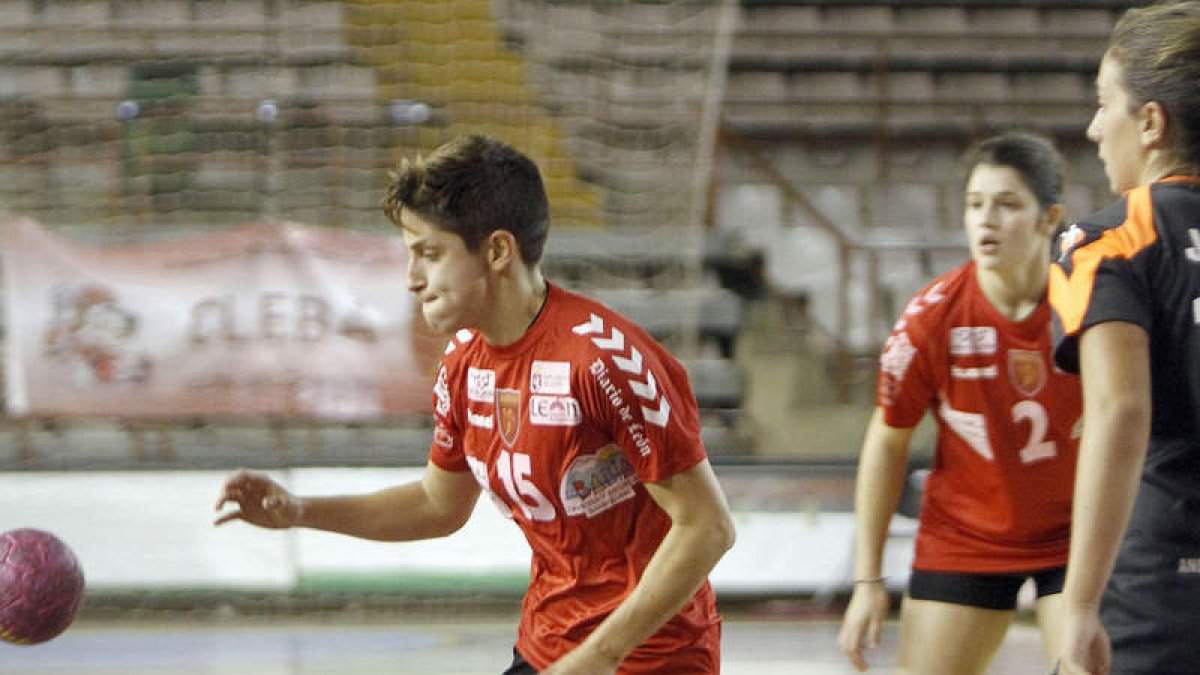Alicia Cembranos jugó ayer su último partido de la temporada con el Cleba