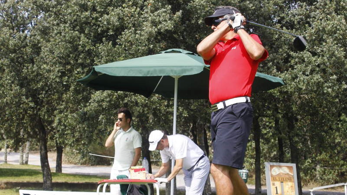 Un jugador, en la salida de hoyo del torneo Diario de León.