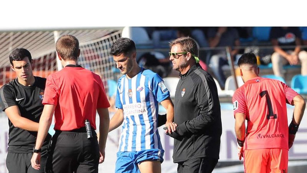 El papel de la defensa de la Deportiva y de su portero están siendo claves para el buen papel del equipo blanquiazul. DL