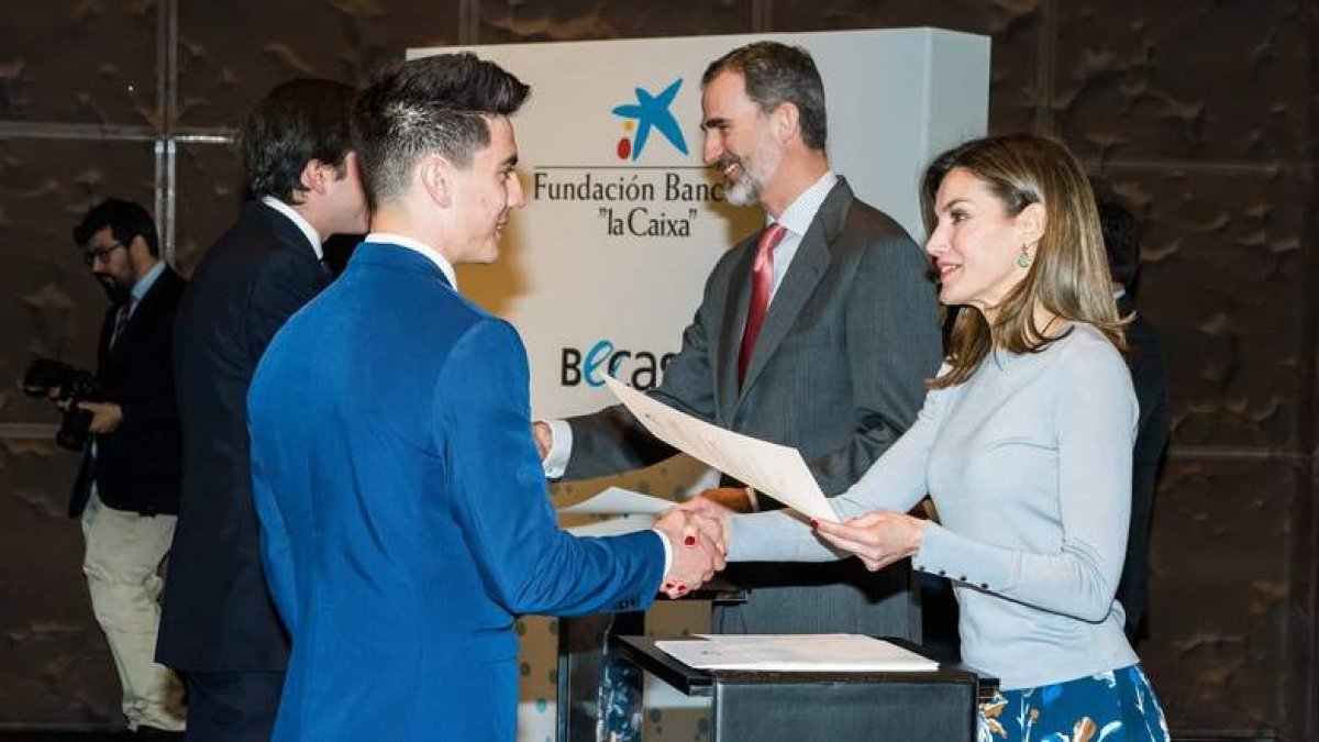 La reina Letizia entrega su beca al leonés Manuel Cereijido, en el acto celebrado ayer. DL