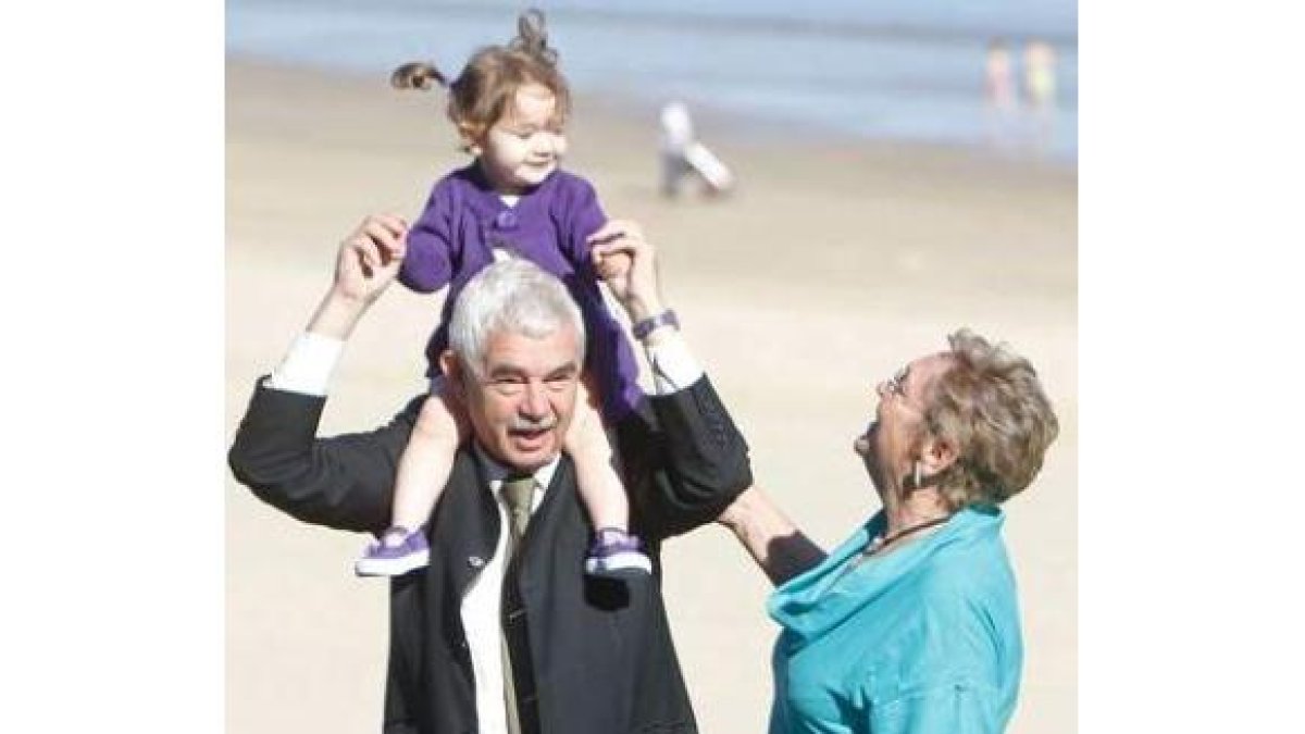 Pasquall Maragall con su nieta y su mujer.