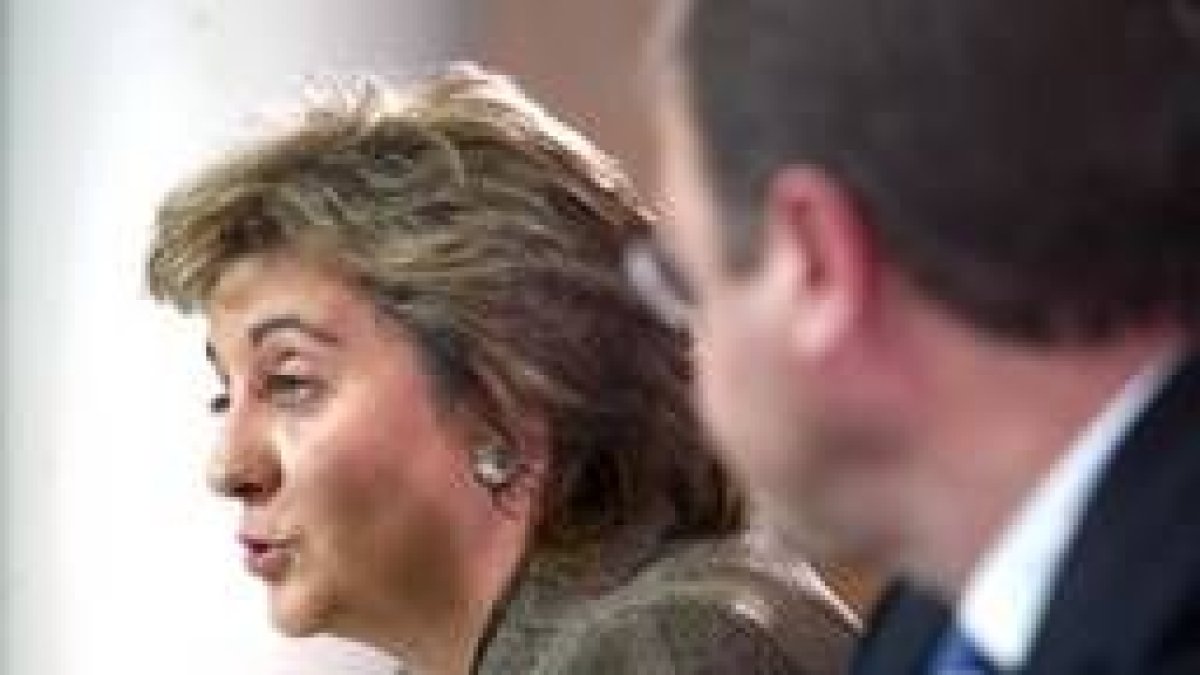 Los consejeros María Jesús Ruiz y Antonio Silván, ayer, tras el Consejo de Gobierno