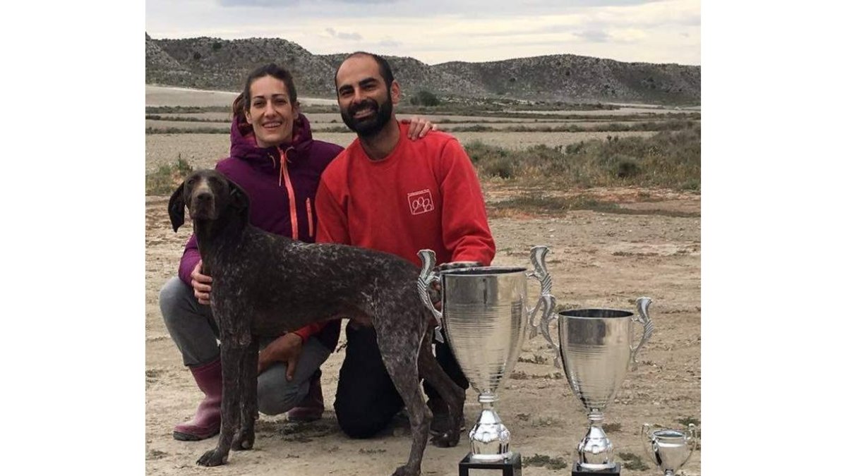 Carlos y su novia María con Curt de la Senda de la Quinea (i) y el criador junto a Orian de Benivin (d). DL