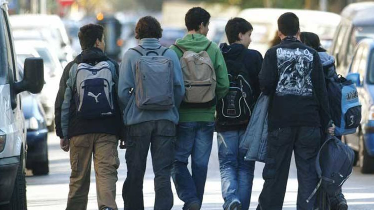 Adolescentes a la salida de clase.