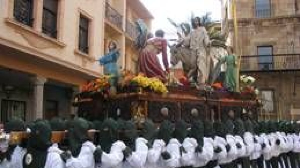 Una pareja observa a la Virgen de los Dolores desde un balcón