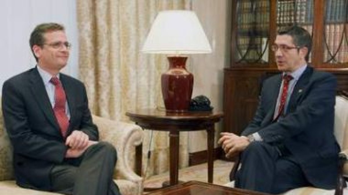 El líder del PP vasco, Antonio Basagoiti, y el lendakari Patxi López.