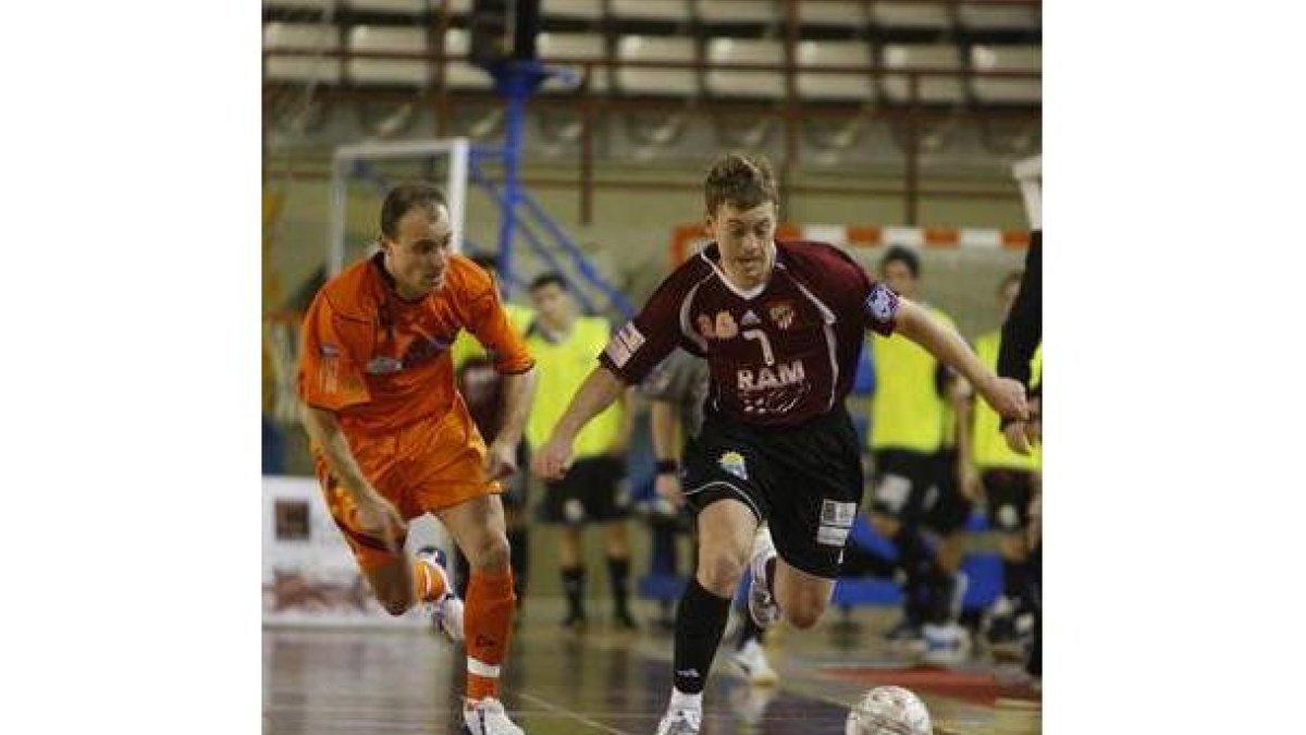 David Gopar (d), aprovechó un contraataque para marcar el segundo gol
