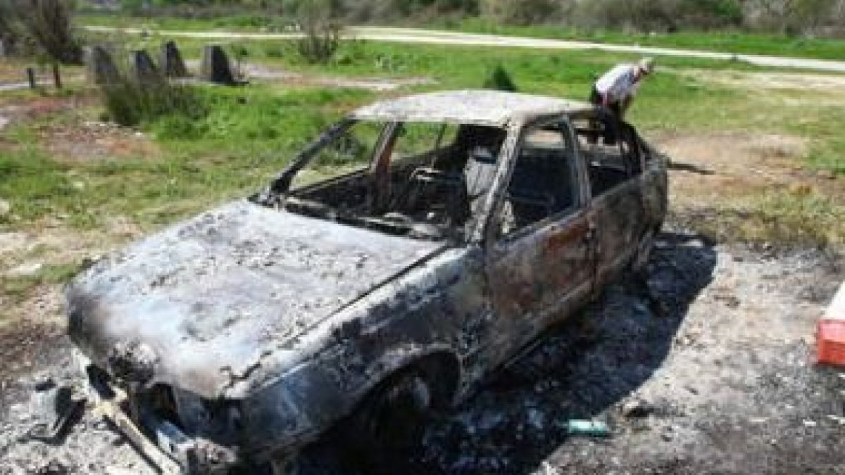 Coche incenciado el pasado mes de abril en Ponferrada.