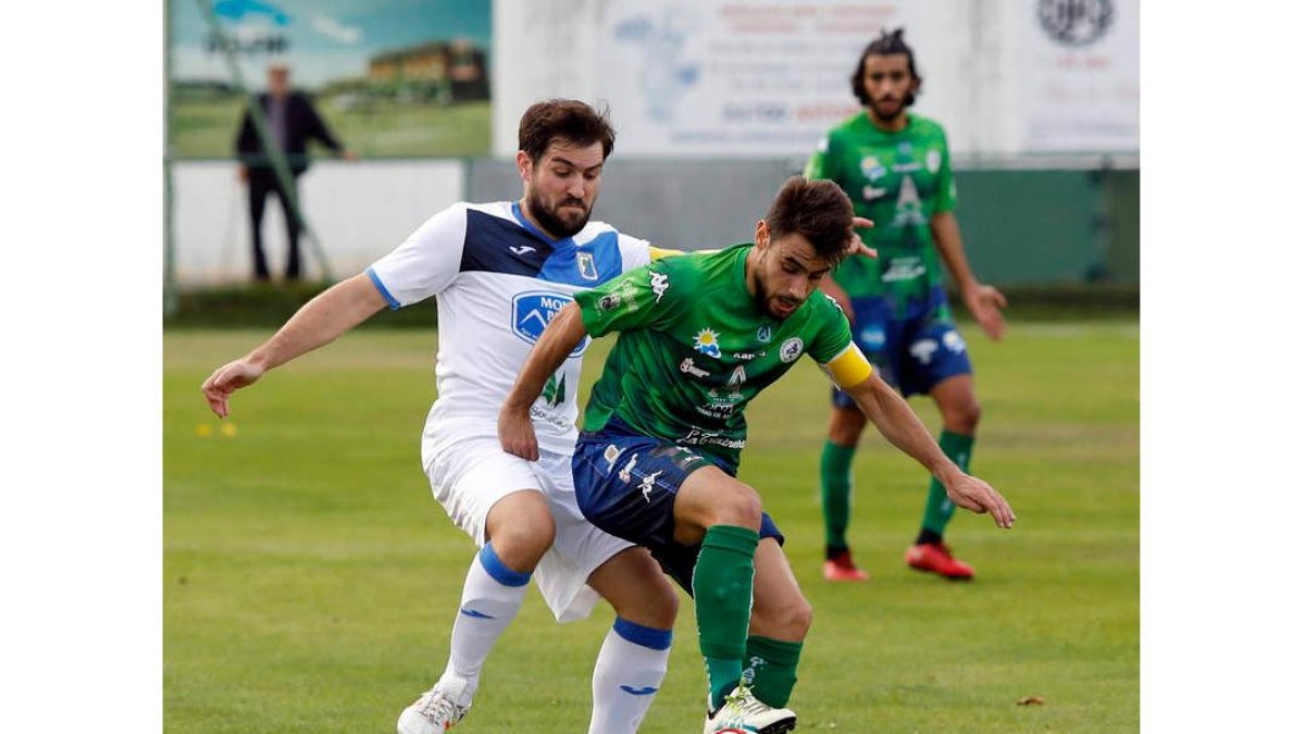 Taranilla controla un balón a pesar de la oposición de un rival. MARCIANO