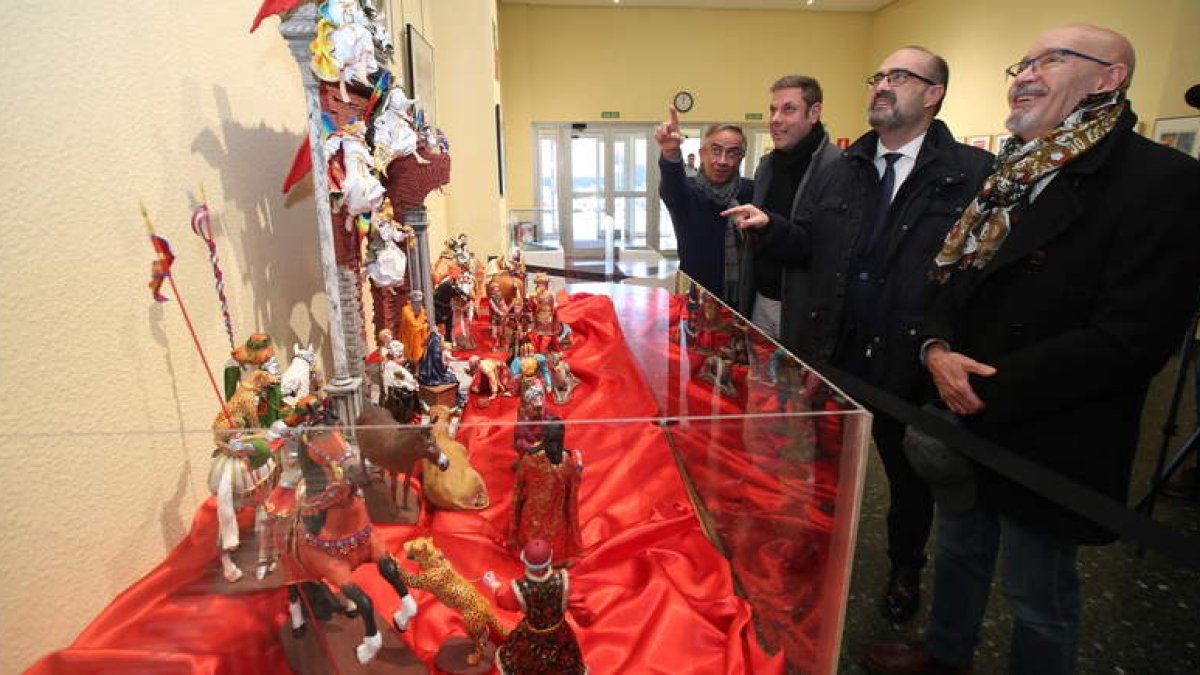 Courel, Alonso, Morala y el autor Enrique Álvarez, ayer contemplando el belén renacentista. L. DE LA MATA