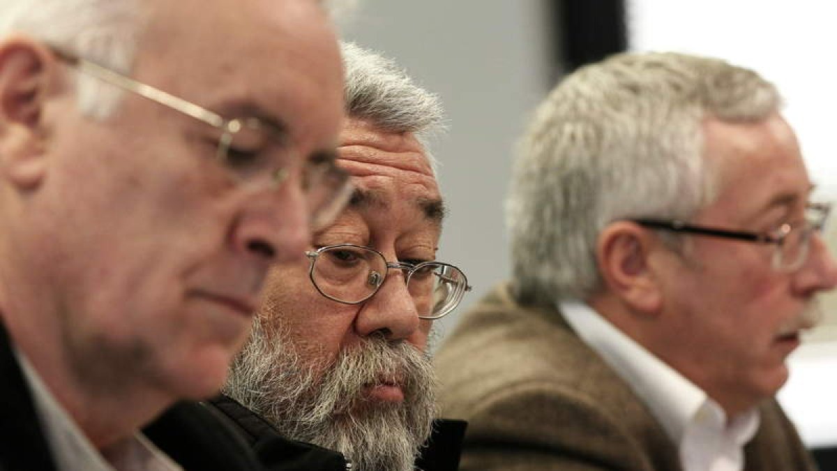 Cayo Lara, Cándido Méndez y Toxo, ayer, en rueda de prensa.