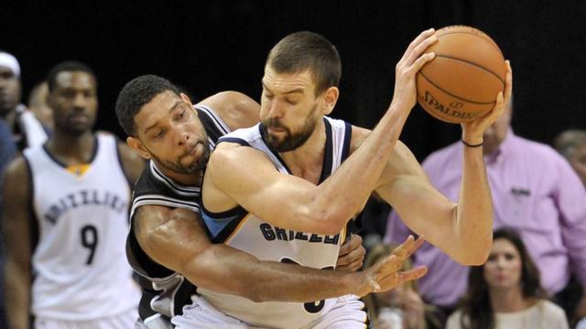 Marc Gasol defiende la posesión de la pelota ante Tim Duncan.