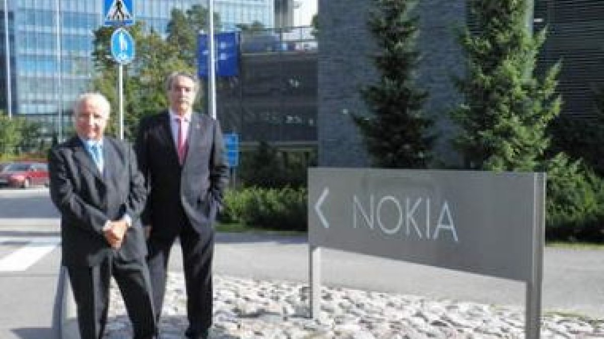 El científico Luis Vázquez y el alcalde Antonio Canedo, ayer en la sede de Nokia en Helsinki.