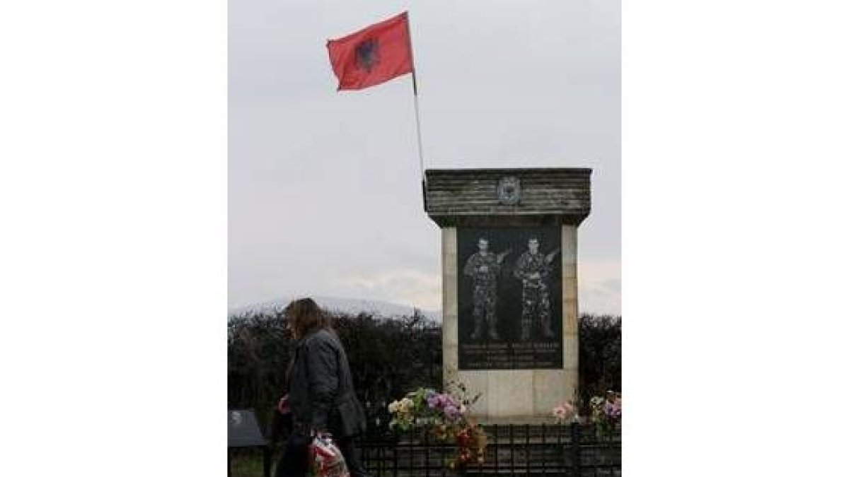 Uno de los mausoleos que homenajean a la UCK (guerrilla kosovar)
