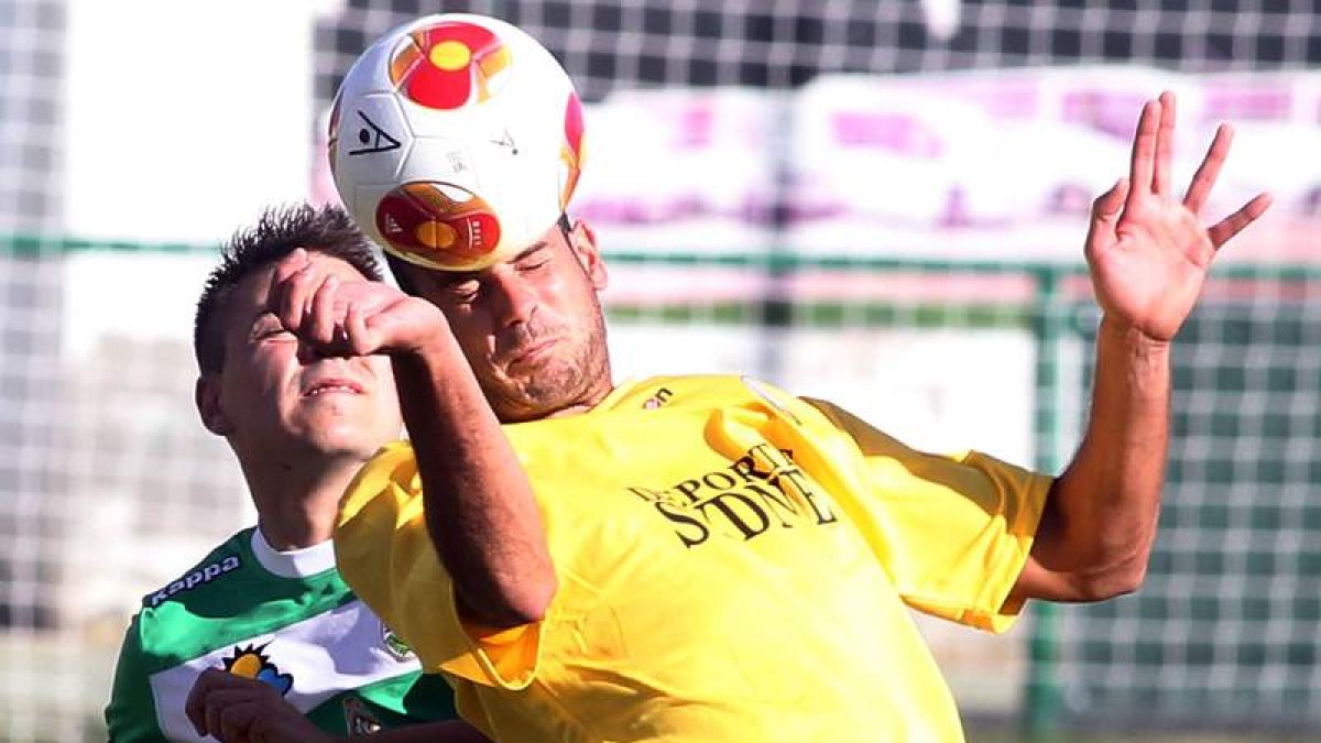 Rueda se adelanta a Diego y despeja un balón colgado sobre el área virginiana.