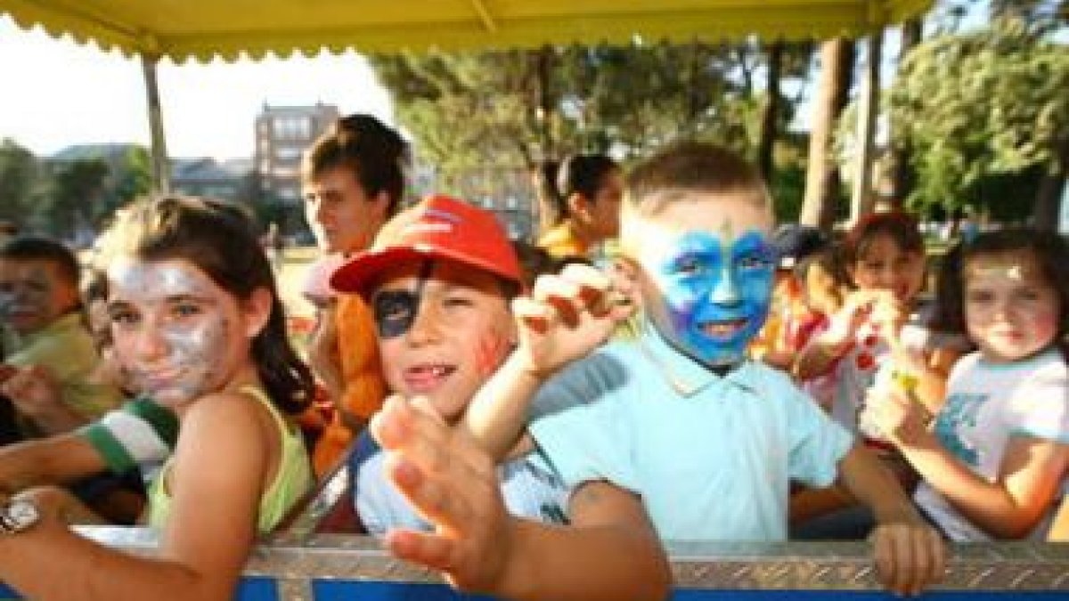 El tren que recorre el parque del Temple cargado de niños volverá desde hoy a la actividad.