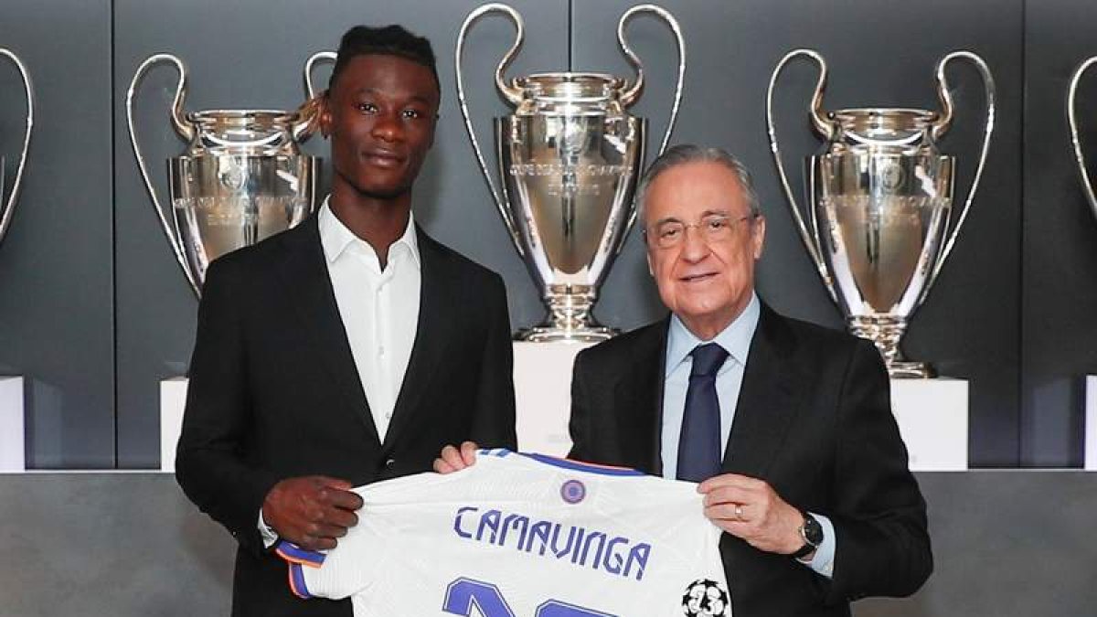 Camavinga junto a Florentino Pérez en su presentación. CASTILLO