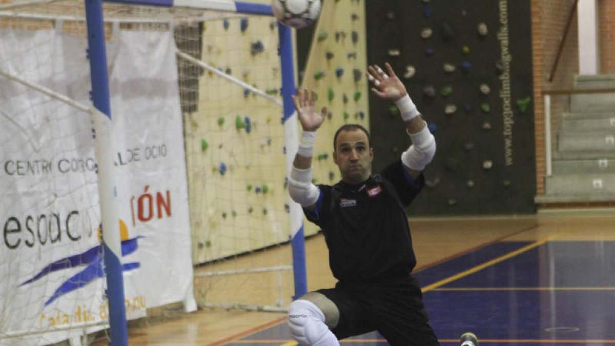 Eloy desvía uno de los remates del equipo asturiano.