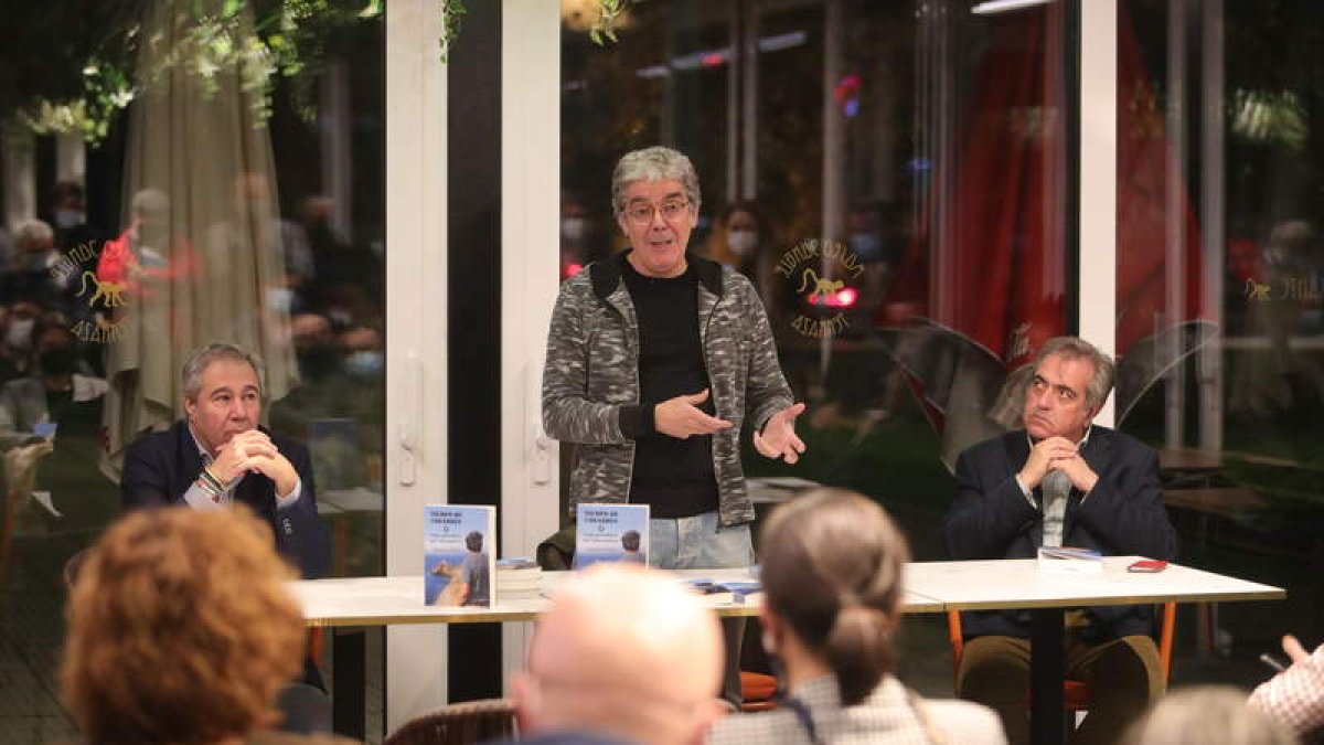 Joaquín S. Torné, Manuel Félix y Manuel C. Cachafeiro, ayer en el Museo-Jungle de Ponferrada. L. DE LA MATA