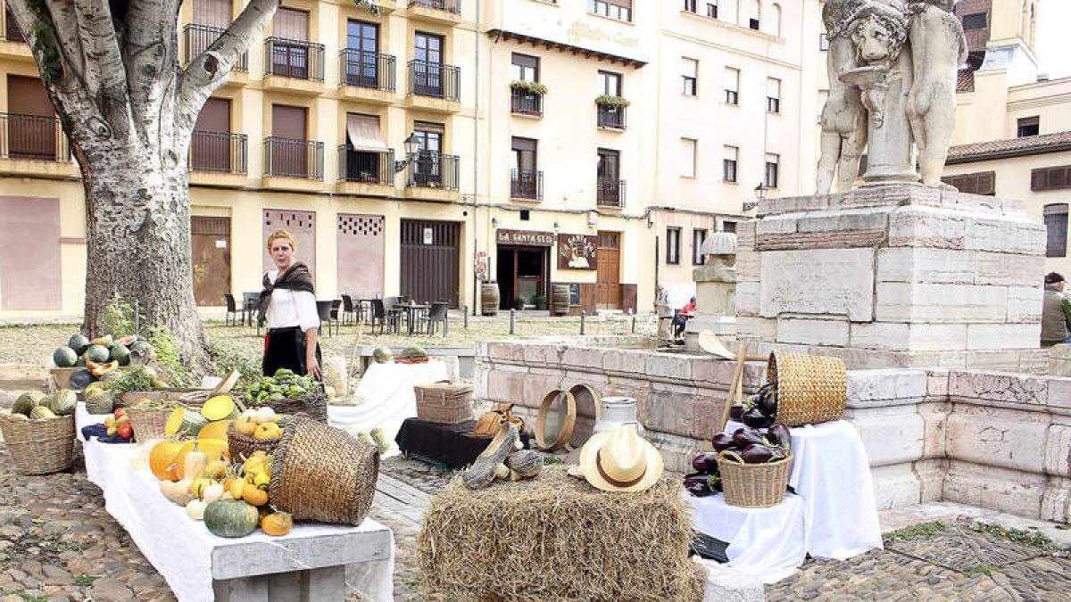 La plaza del Grano contribuyó con su arquitectura tradicional al tipismo de las imágenes de la romería de La Melonera.