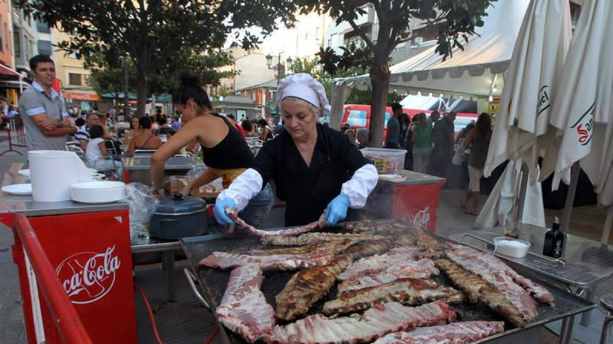 La parrillada animó la actividad de la céntrica plaza, que ya cuenta con la feria.
