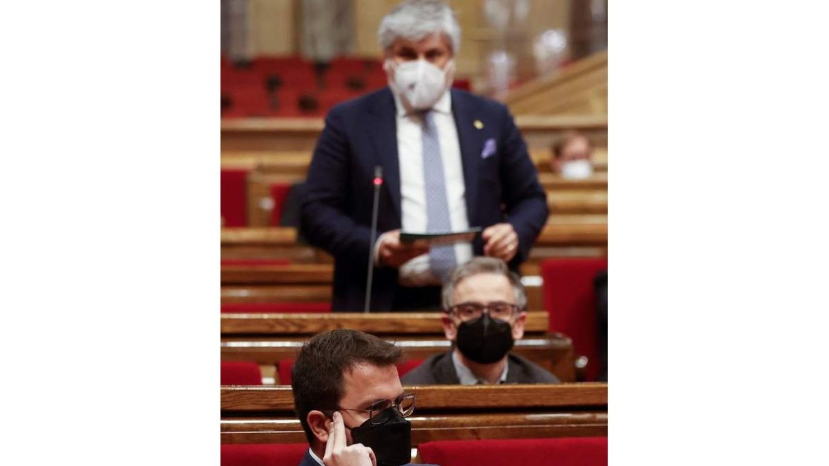 Aragonès escucha al portavoz de JxCat, Albert Batet. QUIQUE GARCÍA