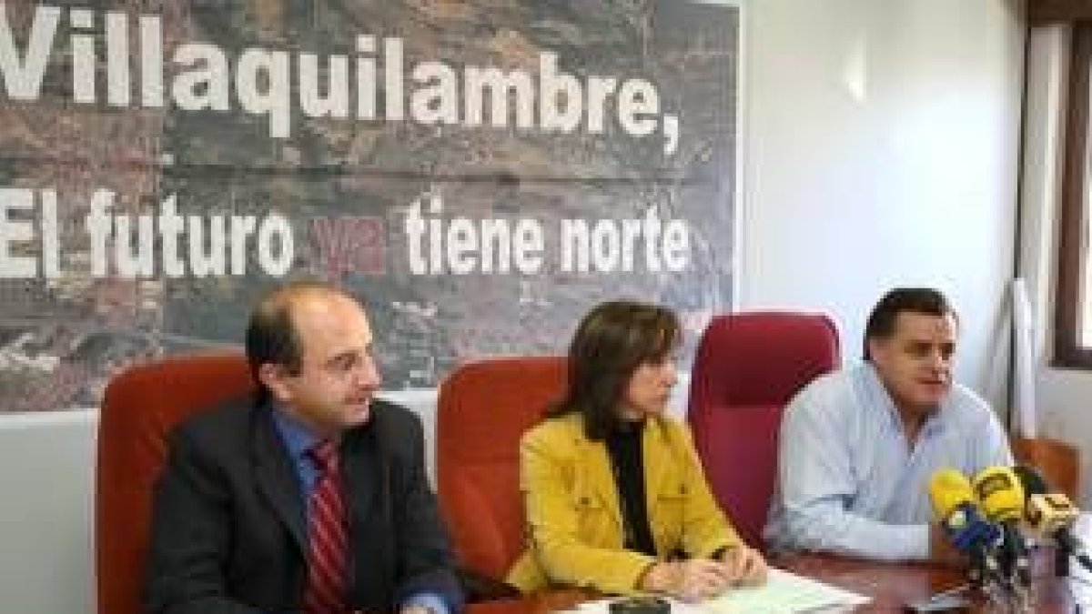 Francisco Castañón, Pilar Reguero y Lázaro García Bayón, durante la presentación de la propuesta
