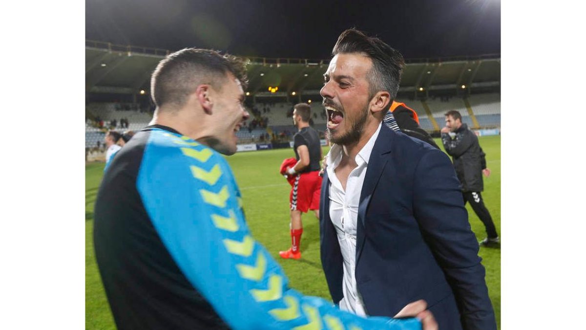 Gallar y De la Barrera celebran la victoria en la prórroga frente al Albacete en Copa del Rey. JESÚS F. SALVADORES