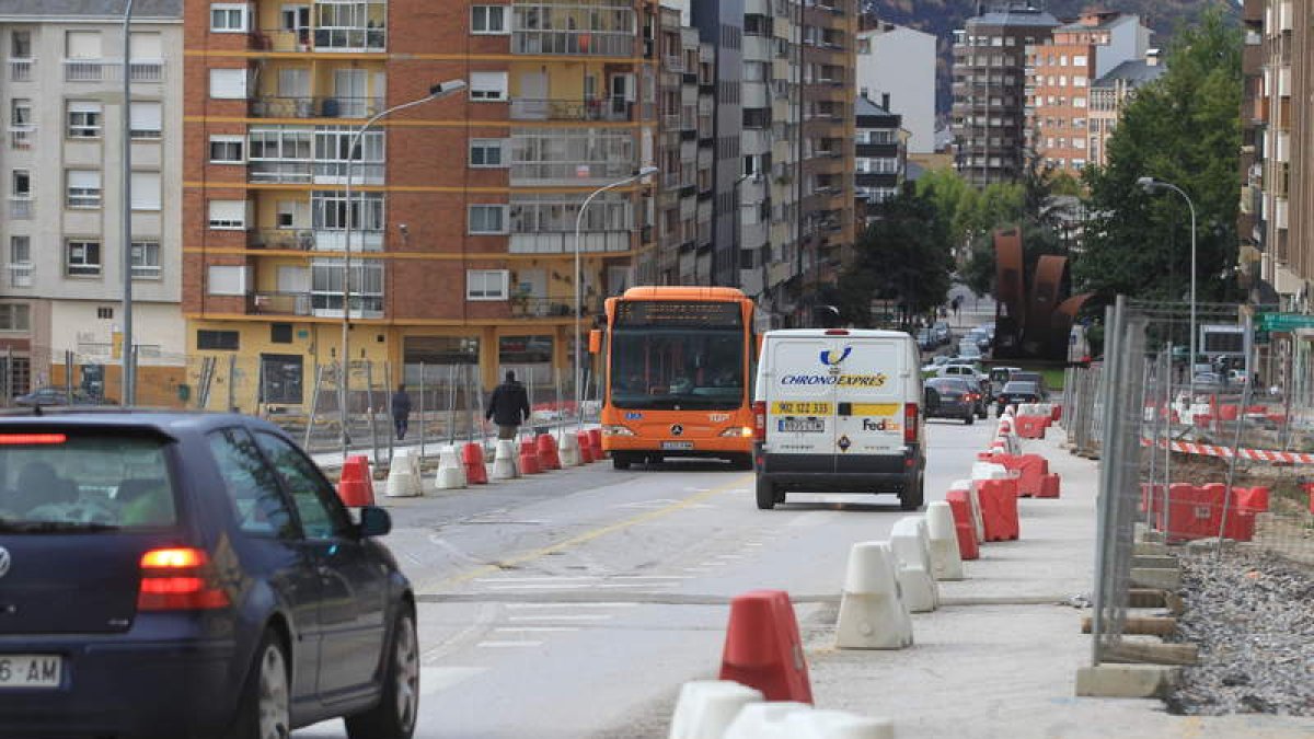 El tráfico sortea los baches en la avenida de Astorga, en una imagen de ayer.