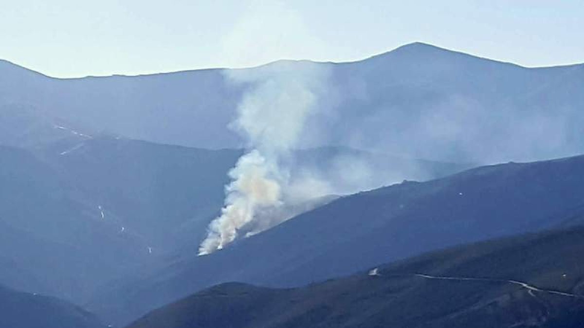 El incendio se inició a media tarde en varios puntos de esta ladera, entre Cabarcos y Cabeza de Campo. M. F.